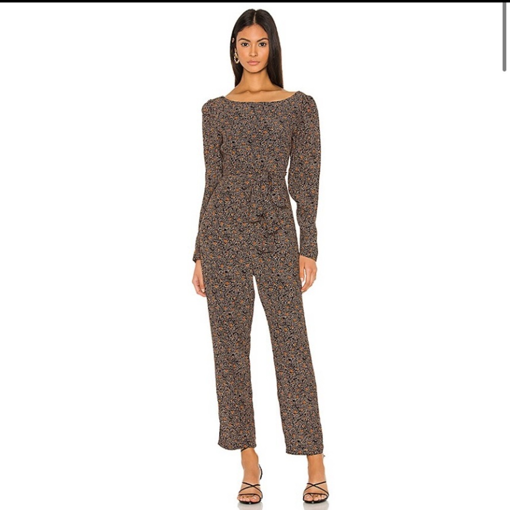 Super comfortable jumpsuit perfect for brunch or day out!